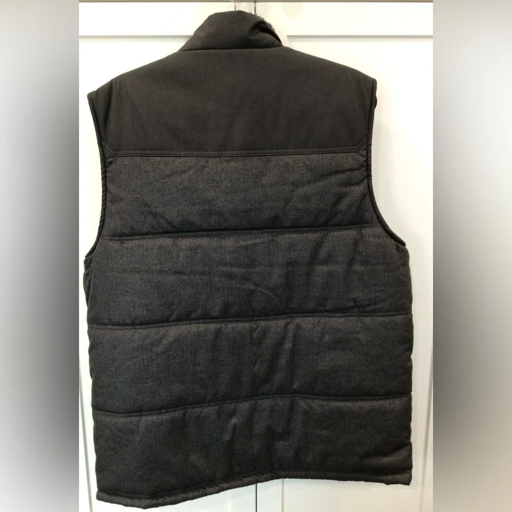 Men’s Large polyester puffer vest. - Picture 3 of 4